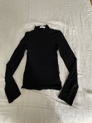 Top Negro Cuello Subido Manga Larga