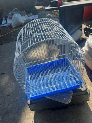 Jaula para mascotas azul y plateada