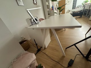 Escritorio Blanco con Patas Inclinadas