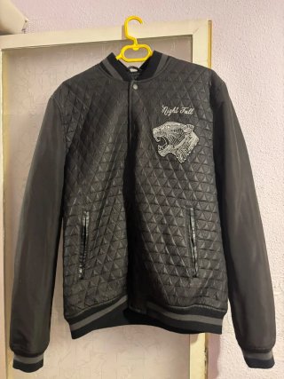Chaqueta bomber negra con parche