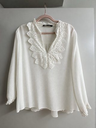 Blusa blanca con encaje