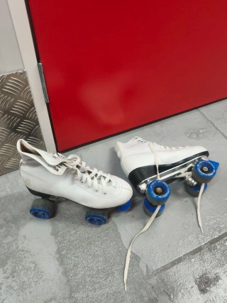 Patines de cuatro ruedas blancos talla 36