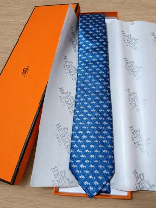 Corbata Hermès Azul con Peces Blancos