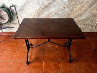 Mesa industrial vintage madera y hierro