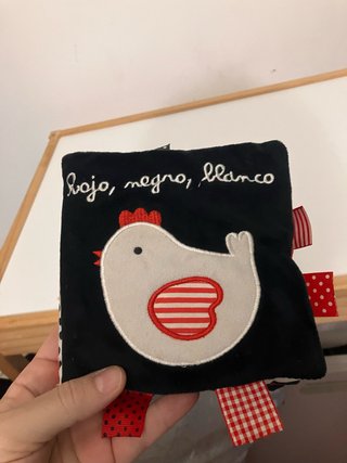Libro infantil rojo, negro, blanco