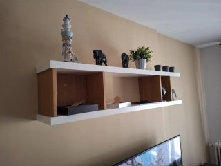 Mueble de salón con estanteria y mesa de centro