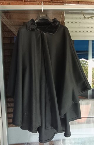 Capa de fieltro negra con cuello de pelo