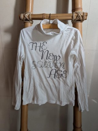 Camiseta cuello alto niña beige.