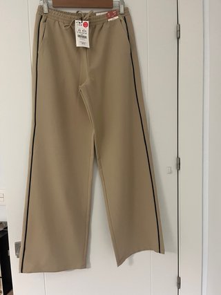 Pantalón ancho beige con raya lateral