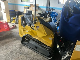 Minicargadora de Orugas con Cazo 4 en 1