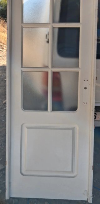 Puerta blanca acristalada