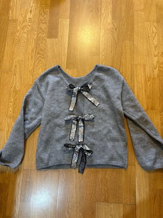 Jersey Gris con Lazos de Lentejuelas