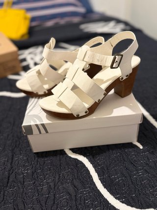 Sandalias Blancas de Plataforma y Tacón Ancho