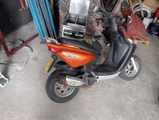 Moto Scooter Naranja y Negra