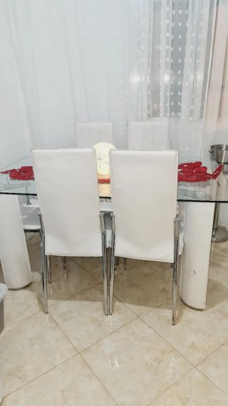 Mesa de Cristal con 5 Sillas