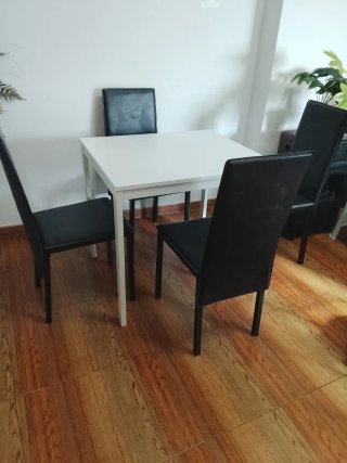 Mesa Comedor Blanca + 4 Sillas tipo Cuero