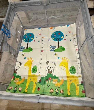 Parque infantil para bebé con alfombra