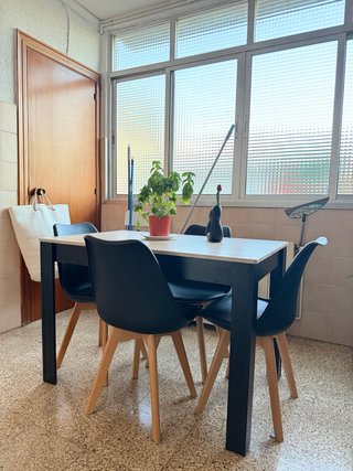 Mesa y 4 sillas madera/negro