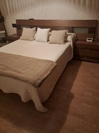 Dormitorio completo: cabecero, mesitas, cómoda y e