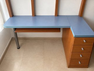 Escritorio juvenil azul y madera