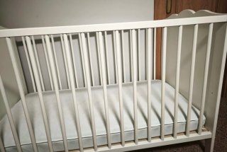 Cuna blanca con colchón