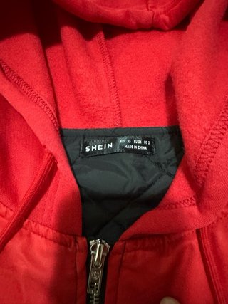 Chaqueta deportiva con capucha roja y negra