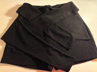 Pantalón corto negro con acabado brillante