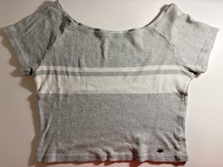 Camiseta Gris con Franjas