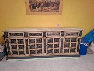 Cómoda de madera con detalles ornamentales y marmo