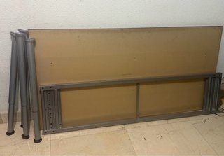 Tavolo in legno nero con gambe in metallo grigio