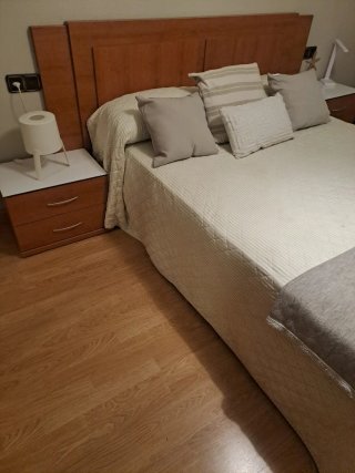 Dormitorio completo: cabecero, 2 mesitas, cómoda y