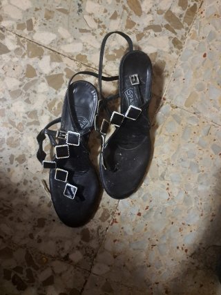 Sandalias negras con adornos
