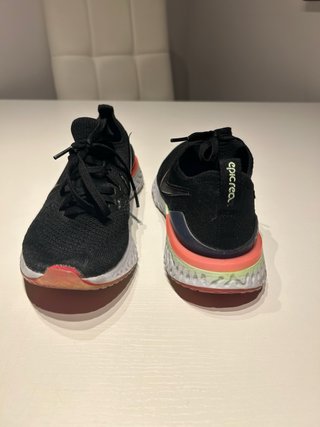 Zapatillas Nike Running Negras y Rojas