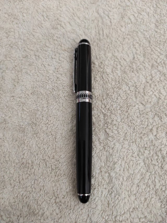 Pluma estilográfica negra y lacada