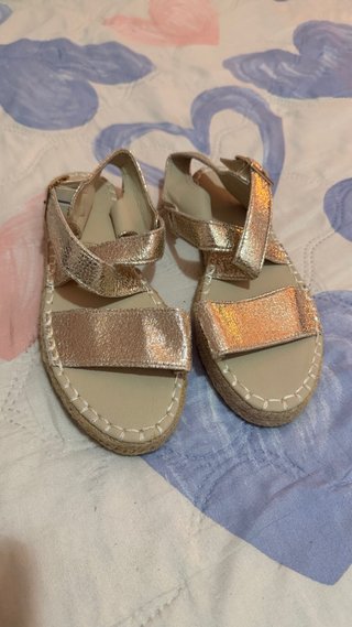 Sandalias doradas con cuña