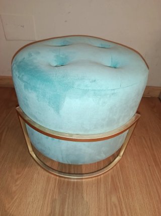 Pouf in Velluto Celeste con Struttura in Metallo Dorato