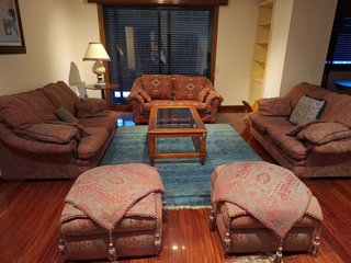 Conjunto de salón: 3 sofás, 2 pufs y mesa