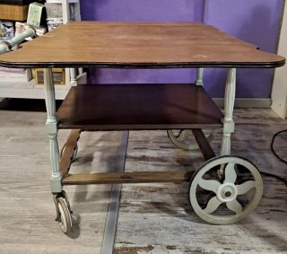 Camarera de madera con ruedas