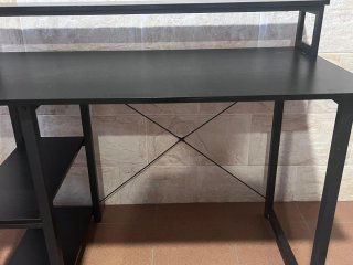 Tavolo da studio nero con ripiani