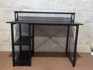 Tavolo da studio nero con ripiani