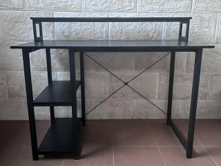Tavolo da studio nero con ripiani
