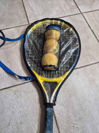 Raqueta de tenis con 3 pelotas