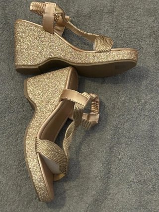 Sandalias de cuña doradas con purpurina