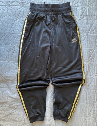 Pantalón de chándal Adidas negro y dorado