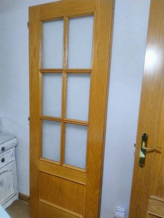 Puerta madera maciza con cristal y ciegas