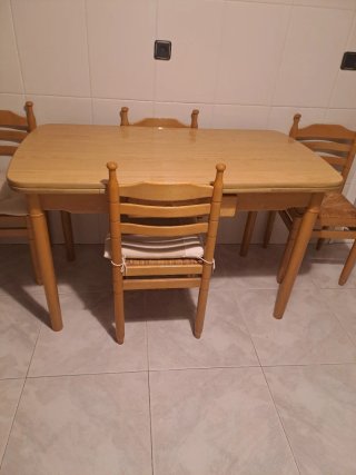 Mesa de cocina con 4 sillas de madera