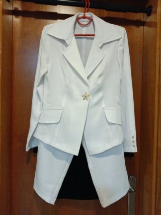 Traje blanco con detalle de broche