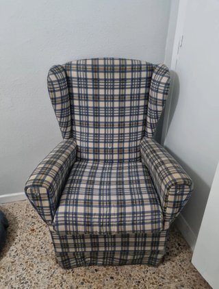 Sofá orejero tela cuadros beige y azul