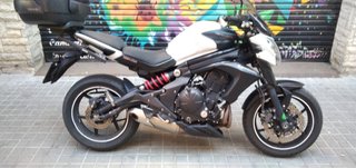 Kawasaki Naked Moto Negra y Blanca