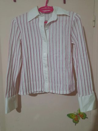 Camisa de rayas blanca y rosa